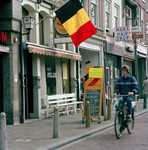 846370 Gezicht op de Oudegracht te Utrecht, ter hoogte van Kafé België (Oudegracht 196).